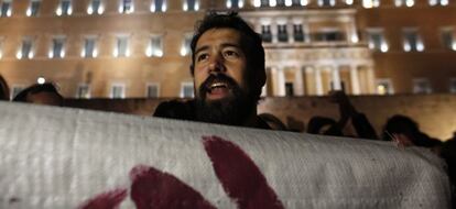 Un hombre en la manifestación contra el ultimátum del BCE, este jueves en la plaza Syntagma de Atenas.