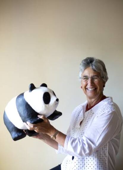 Yolanda Kakabadse e o urso panda, símbolo da WWF.