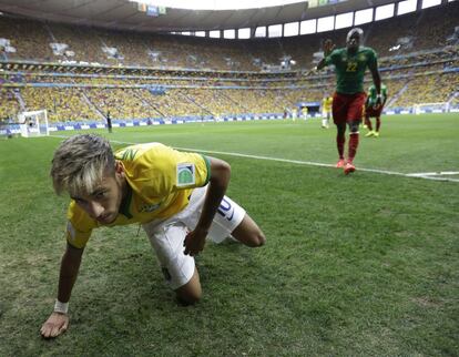 Neymar cai fora de campo depois de ser empurrado por Allan Nyom.