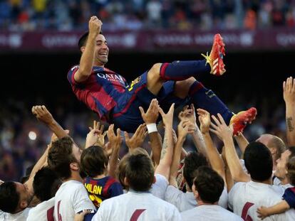 Los jugadores del Barcelona ofrecen su reconocimiento a Xavi, el &uacute;ltimo partido de Liga.