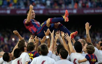 Los jugadores del Barcelona ofrecen su reconocimiento a Xavi, el último partido de Liga.