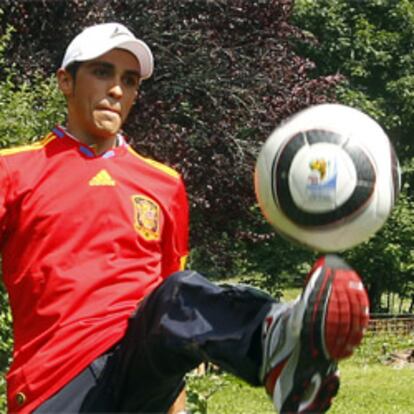 Alberto Contador juguetea ayer con un balón y la camiseta de la selección española en la localidad de Morzine.