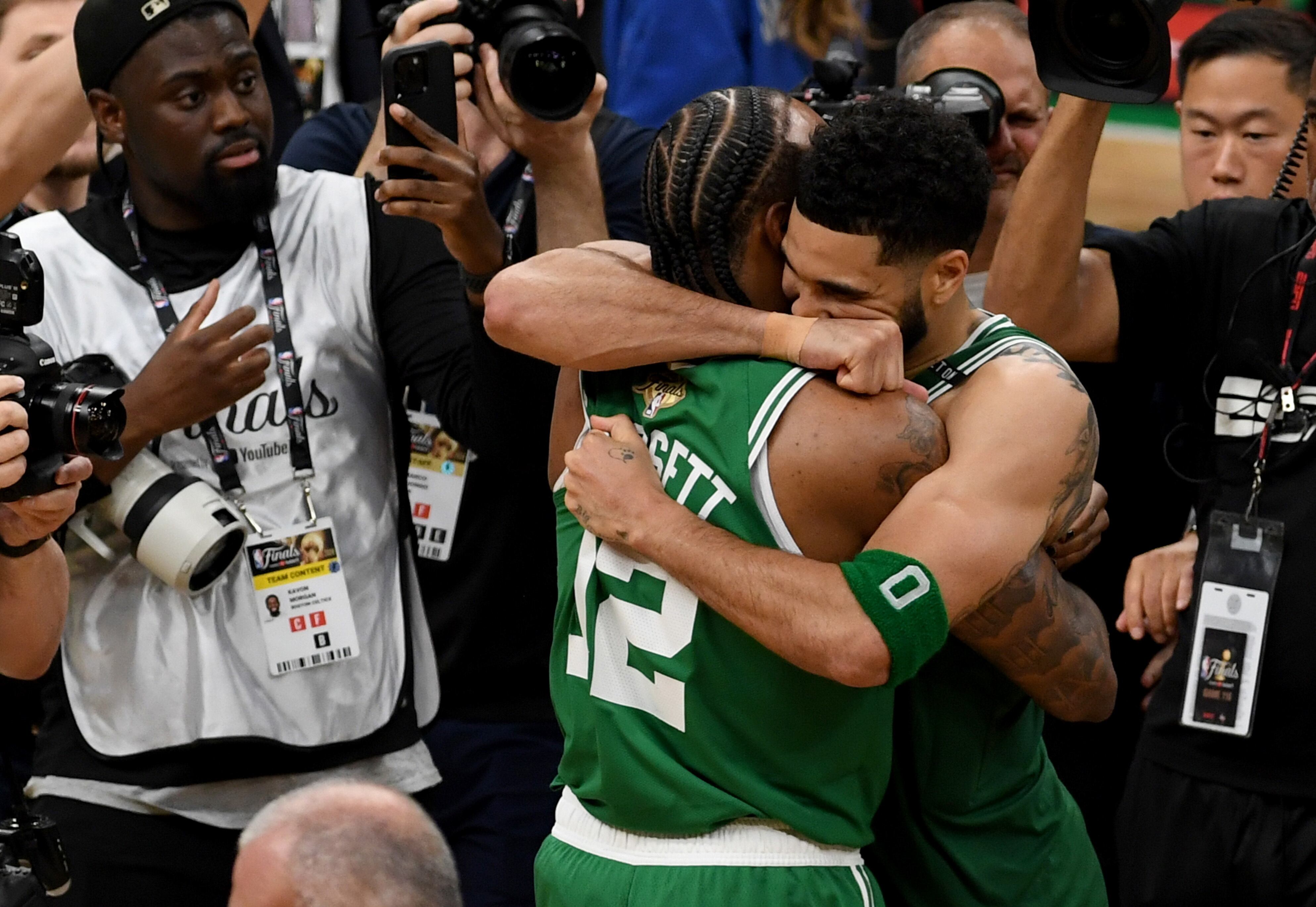 Jayson Tatum (a la derecha) se abraza a su compañero de los Celtics Oshae Brissett, al final del partido.