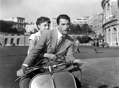 Audrey Hepburn y Gregory Peck en la secuencia de la escapada en Vespa de la película 'Vacaciones en Roma', dirigida por William Wyler.