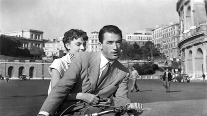 Audrey Hepburn y Gregory Peck en la secuencia de la escapada en Vespa de la película 'Vacaciones en Roma', dirigida por William Wyler.