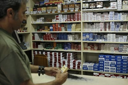 Una persona compra tabaco en un estanco de Madrid.