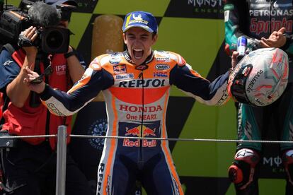 El español Marc Márquez (Honda) tras ganar este domingo el Gran Premio de Cataluña de MotoGP en el circuito de Montmeló, ampliando su ventaja en cabeza del mundial de la categoría.