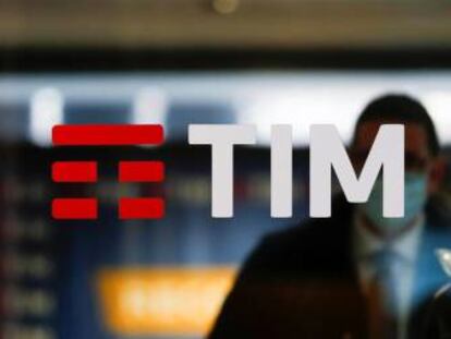 Logo de TIM en su sede, en Roma.