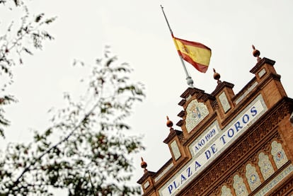 La bandera a media asta en Las Ventas en señal de luto por la muerte de 'Antoñete'.