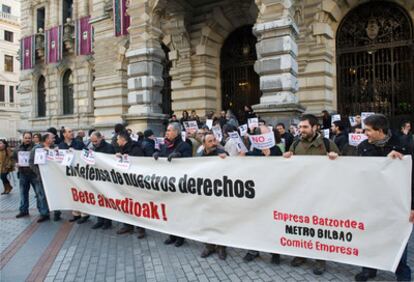 Concentración del comité de huelga de Metro Bilbao frente a la Diputación de Bizkaia