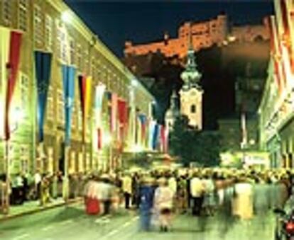 Ambiente de estreno en la calle Hofstallgasse de Salzburgo, donde se encuentra la sala principal del festival que se celebra en la ciudad austriaca, este año, del 27 de julio al 31 de agosto.