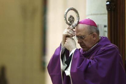 El arzobispo de Madrid, Carlos Osoro (centro izquierda), en una misa celebrada en la Almudena por el aniversario del 11M.