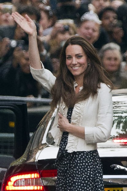 Kate Middleton sonríe al público ayer en el exterior del hotel Goring en Londres.
