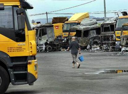 Camiones quemados en una empresa que trabaja en el puerto, en uno de los sucesos de estas características de los útimos años.