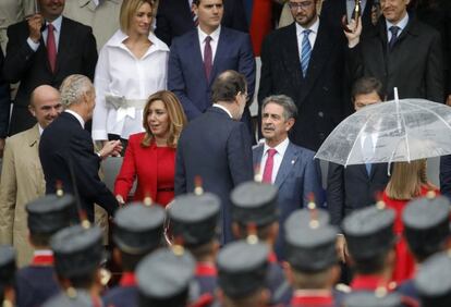 El presidente del Gobierno en funciones, Mariano Rajoy (c), saluda al presidente de Cantabria, Miguel Ángel Revilla, a su llegada al acto central del Día de la Fiesta Nacional.