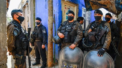 Security forces in Puerta 8, a settlement on the outskirts of Buenos Aires.