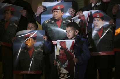 Niños palestinos sujetan retratos del presidente venezolano, Hugo Chávez, en la ciudad de Ramala.