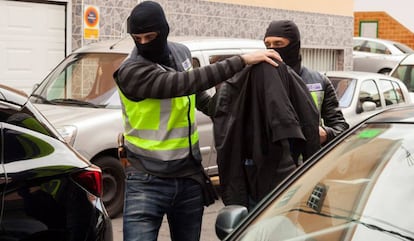 La Policia Nacional trasllada un dels detinguts a Granadilla d'Abona, el maig.