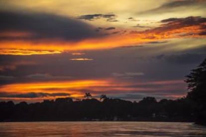 Un atardecer sobre el río Meta, en los Llanos Orientales, Colombia.