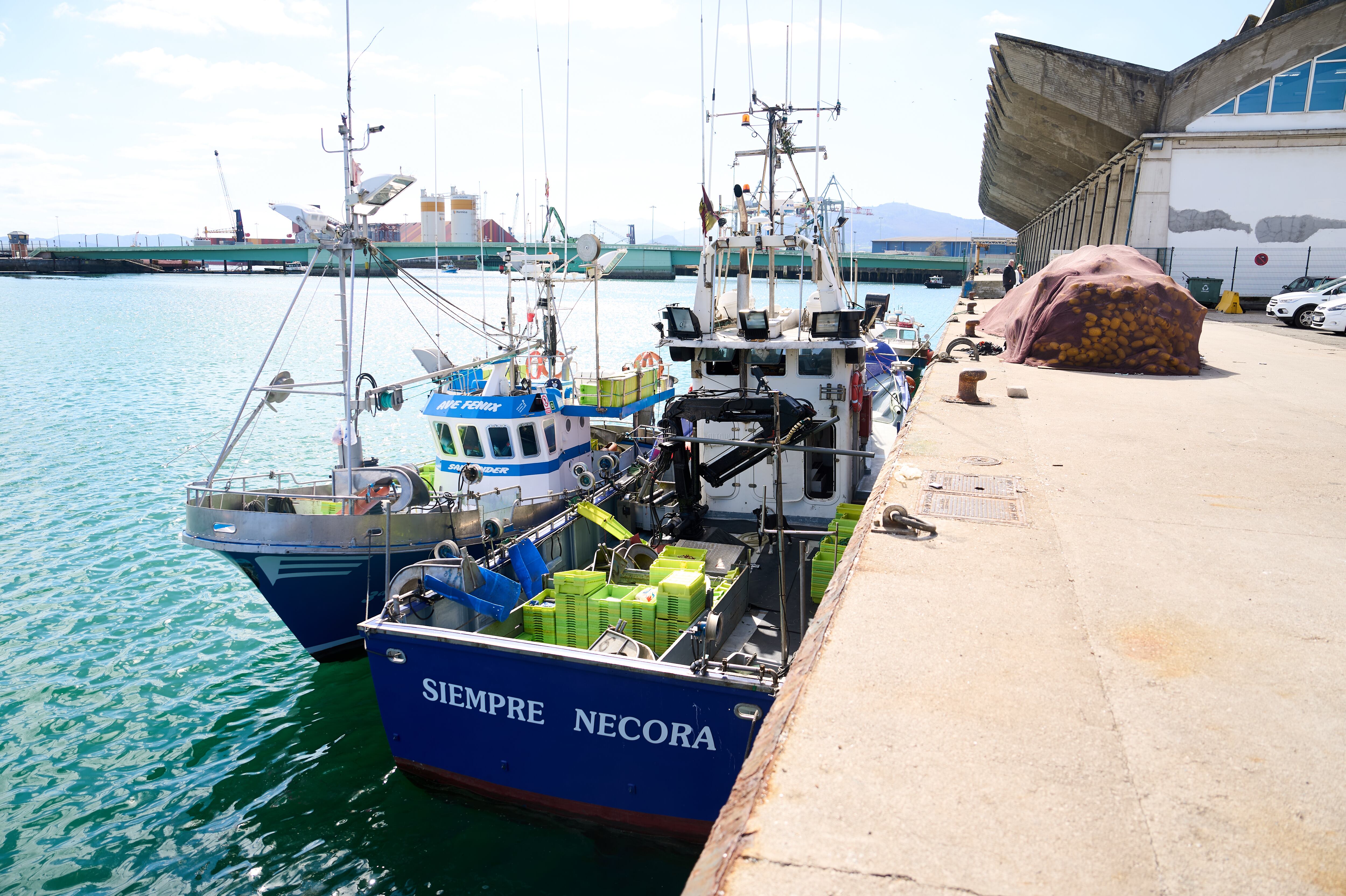 El buque 'Siempre Nécora', cuyos tripulantes rescataron a seis supervivientes y a un fallecido del naufragio del pesquero 'Vilaboa Uno' este lunes en Santander.