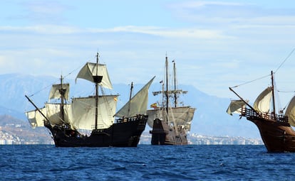 Réplicas de las nao 'Santa María' y 'Victoria' y el 'Galeón Andalucía' durante la Gira Exploraterra 2022.