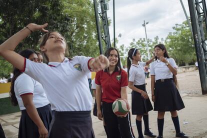 Durante las horas de recreo, los deportes como fútbol o voleibol son las actividades que más comparten los estudiantes, también conversan entre ellos y se intercambian experiencias y consejos.