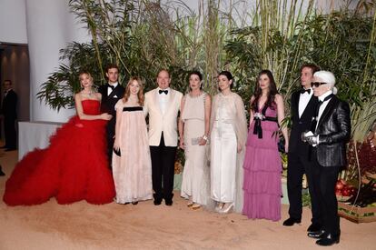 Beatrice Casiraghi, Pierre Casiraghi, Alexandra de Hanover, el príncipe Alberto, Carolina de Mónaco, Carlota Casiraghi,Tatiana Santo Domingo, Andrea Casiraghi y Karl Lagerfeld a su llegada al Baile de la Rosa.