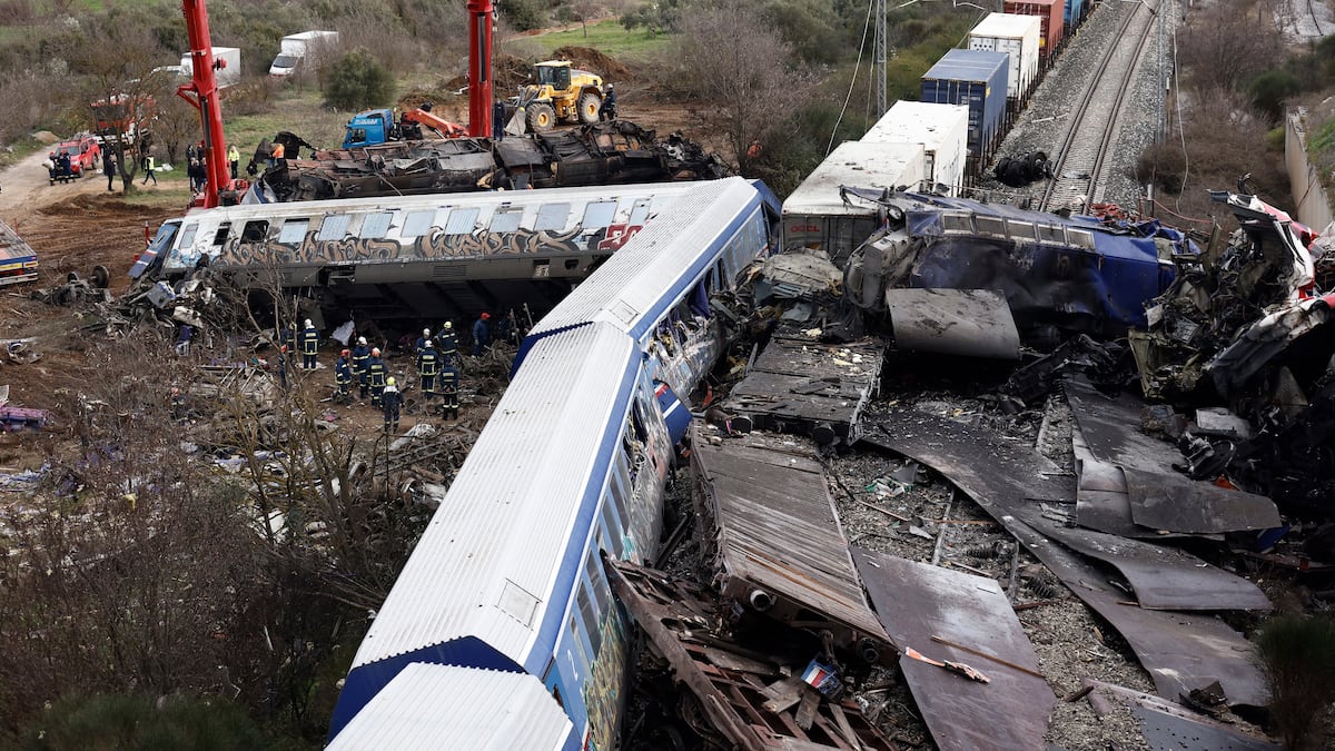 Al menos 38 muertos y decenas de heridos en el choque de dos trenes en ...