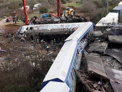 Larissa (Greece), 01/03/2023.- Rescuers at the scene of a train collision, near Larissa city, Greece, 01 March 2023. The number of confirmed dead from the deadly train collision at Tempi rises to 36 on Wednesday 01 March morning as the search-and-rescue operation continues, according to the latest update from the fire brigade spokesperson Vasilis Vathrakogiannis. The number of injured in hospital increased to 66, of which six were admitted to ICUs. The search of the wreckage is ongoing, with efforts focused on the first three carriages of the passenger train which overturned, with the assistance of specialised truck-mounted cranes. (Incendio, Grecia) EFE/EPA/ACHILLEAS CHIRAS
