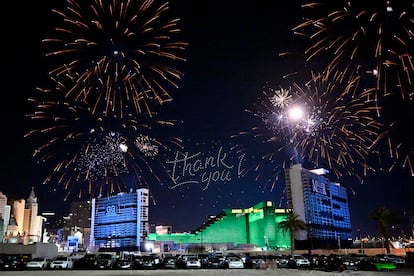 Fuegos artificiales momentos antes de la demolición del hotel Tropicana de las Vegas el miércoles 9 de octubre. 