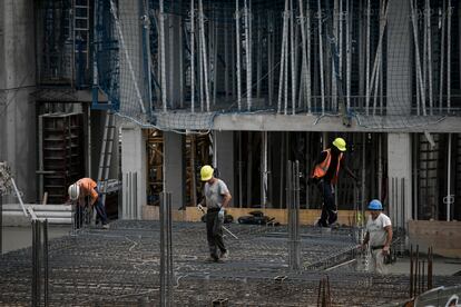 Varios trabajadores de construcción en Barcelona, en una imagen de archivo.