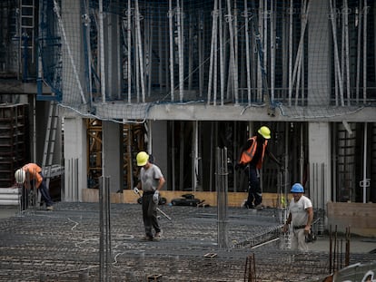 Varios trabajadores de construcción en Barcelona, en una imagen de archivo.