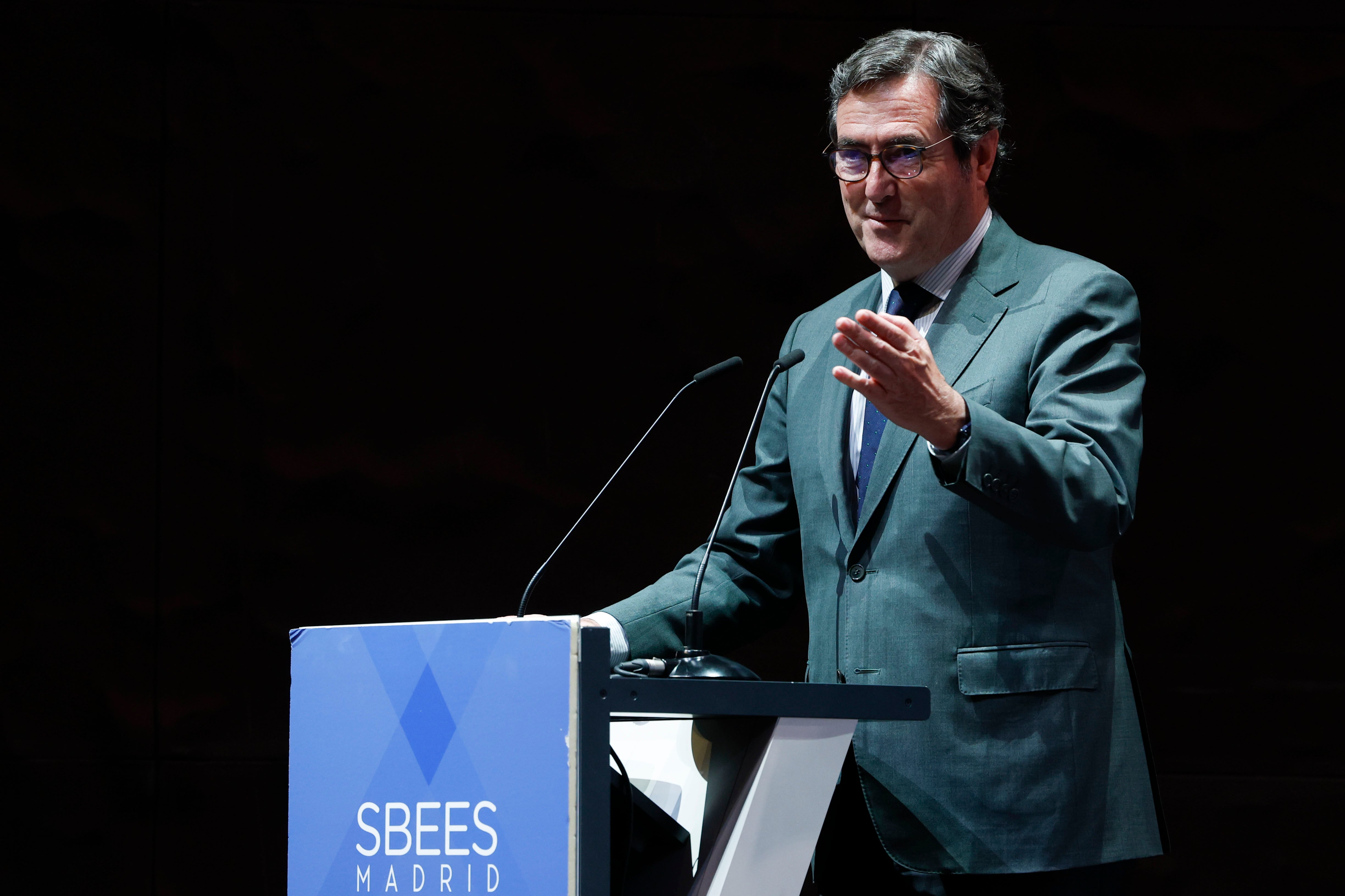 Garamendi llama a los sindicatos a revisar los convenios en los que se complementa el salario durante las bajas