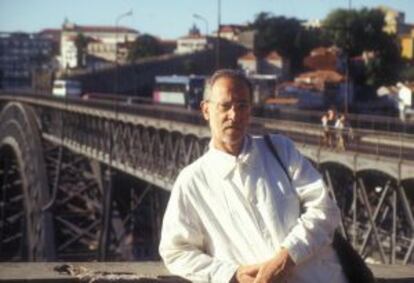 Juan Luis Dalda, na ponte de Eiffel que une Porto e Vila Nova da Gaia. 