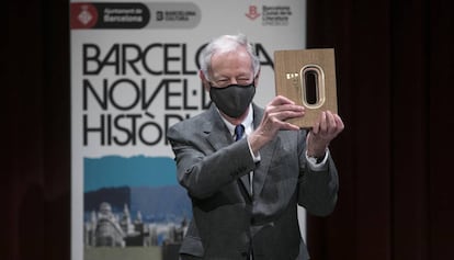 Eduardo Menoza, aquets dilluns, en rebre el 8è Premi Internacional de Novel·la Històrica Barcino.
