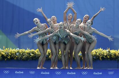 El equipo chino de natación sincronizada durante la competición final.