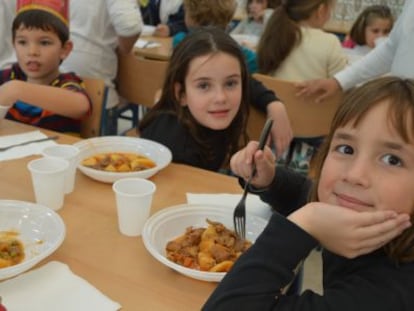 Ni&ntilde;os almorzando en el comedor del CEIP Santa Isabel, de Almer&iacute;a. 