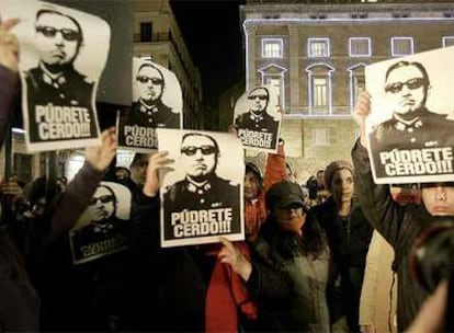 Cientos de personas han celebrado la muerte de Augusto Pinochet en Barcelona.