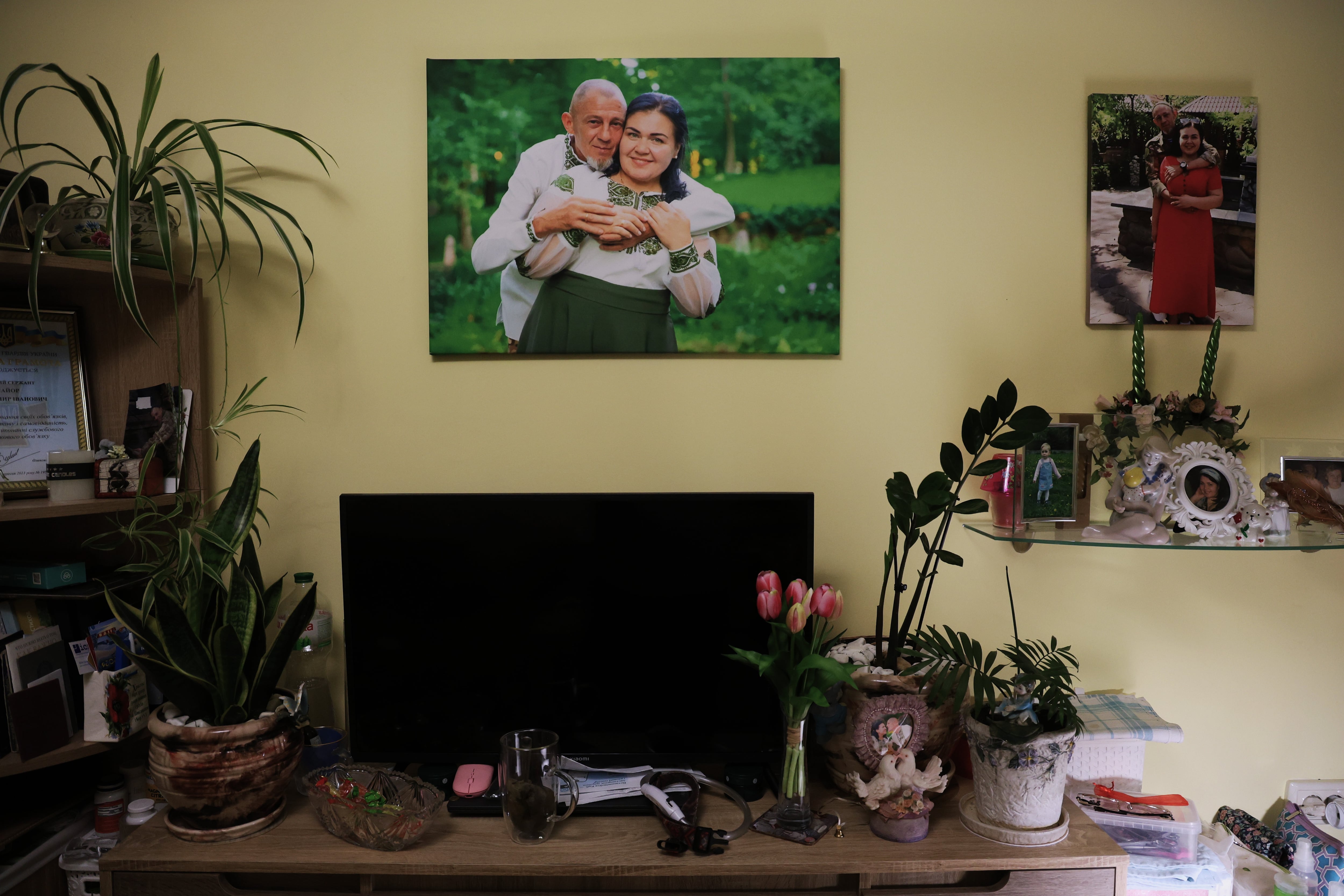 Victoria, de 51 años, aparece en el salón de su casa en una foto junto a su actual marido, Volodímir, un militar capturado por los rusos.