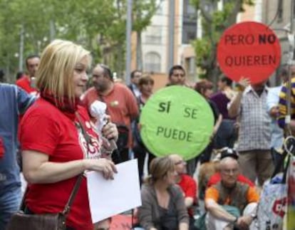 Una integrante de la plataforma Stop Desahucios durante la asamblea frente a la sede del Partido Popular, en la Gran Vía de Zaragoza. EFE/Archivo