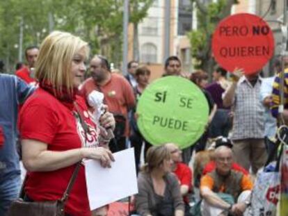Una integrante de la plataforma Stop Desahucios durante la asamblea frente a la sede del Partido Popular, en la Gran Vía de Zaragoza. EFE/Archivo