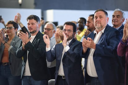 De izquierda a derecha, Gabriel Rufían, el president Pere Aragonès y el presidente de ERC, Oriol Junqueras, la noche electoral.