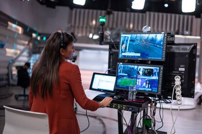 Irene Azcutia dirigiendo 'Ya es mediodía', en Telecinco.