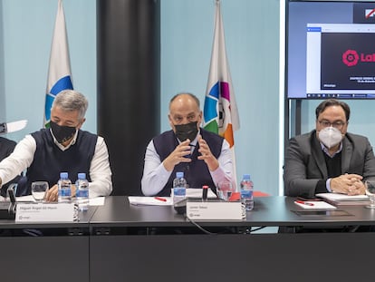 Javier Tebas, en el centro, en la asamblea de LaLiga que ratificó el acuerdo con el fondo CVC.