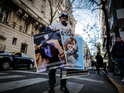 Simpatizantes de Cristina Fernández de Kirchner se reúnen cerca de la residencia de la vicepresidenta argentina, este viernes en Buenos Aires.