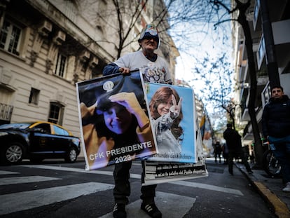 Simpatizantes de Cristina Fernández de Kirchner se reúnen cerca de la residencia de la vicepresidenta argentina, este viernes en Buenos Aires.