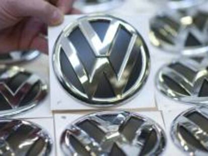 Fotografía de archivo que muestra logotipos de Volkswagen en Wolfsburgo (Alemania). EFE/Archivo