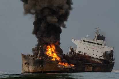 Buque de Pemex que explotó y se incendió frente a la costa de Veracruz.