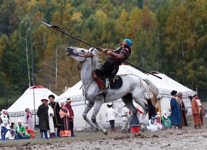 Concursante cabalga durante la prueba de perseguir a la novia de los 'World Nomad Games' en Kyrchyn (Kirguistán). 

