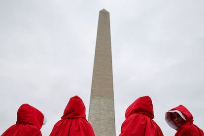 Manifestantes vestidos como personales de 'El cuento de la criada' participan en la protesta en Washington D. C.